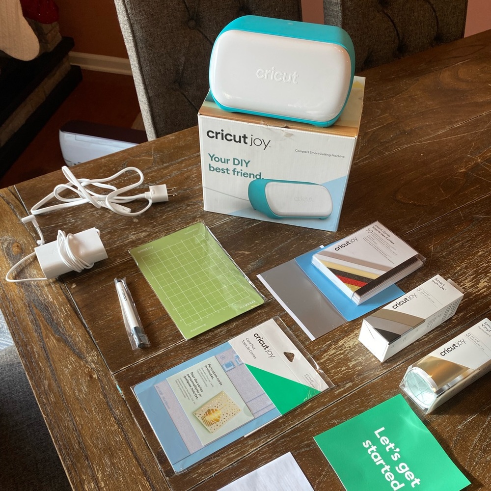 CRICUT JOY STARTER BUNDLE (NEW WITH BOX)